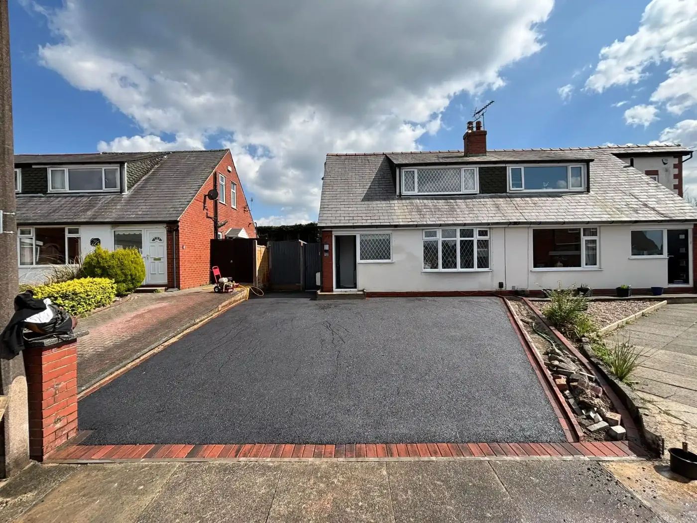 A completed THB Contractors tarmac driveway with a block border