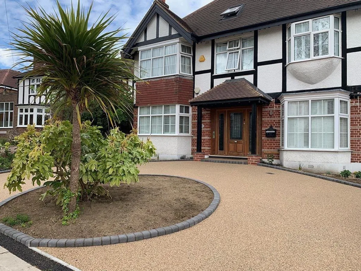 A completed resin bound driveways project by THB Contractors